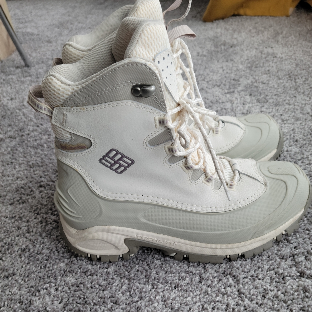 Columbia 200 grams techlite women's sz 9 white/grey snow waterproof boots